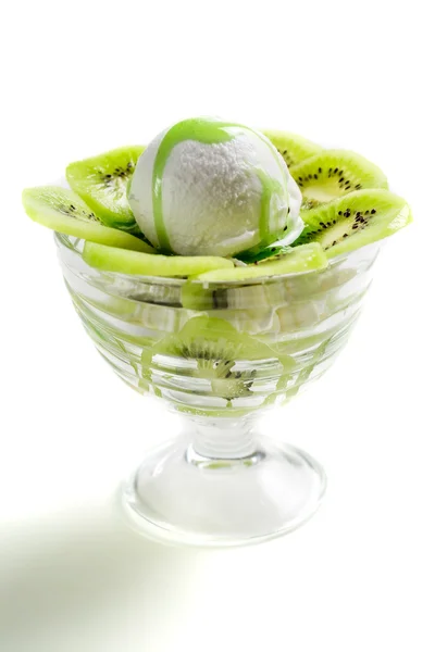Desserts gemaakt van kiwi ijs en slagroom — Stockfoto