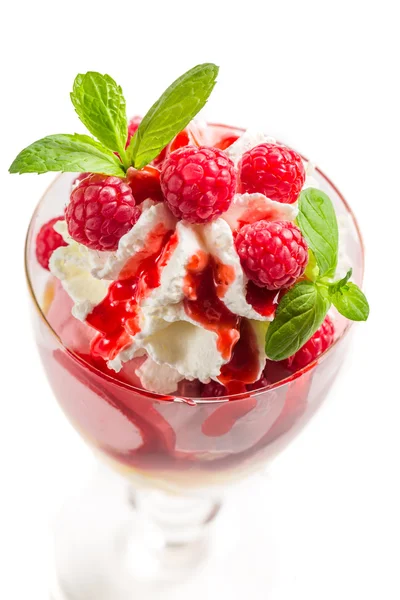 Sobremesa com sorvete de framboesa em um fundo branco — Fotografia de Stock