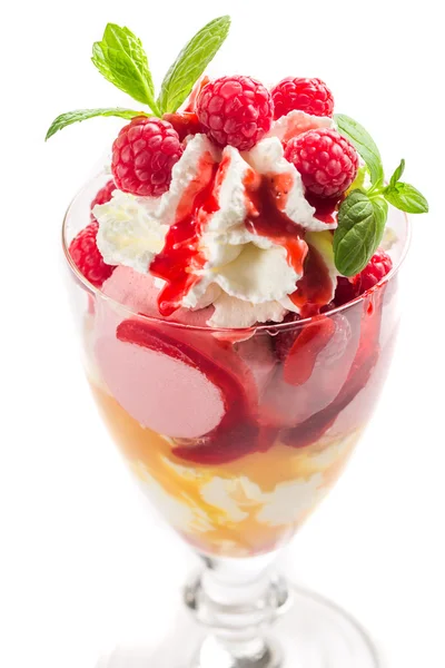 Sobremesa com sorvete de framboesa e chantilly em um fundo branco — Fotografia de Stock