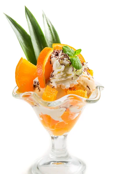 Десерты с мороженым и апельсином на белом фоне — стоковое фото