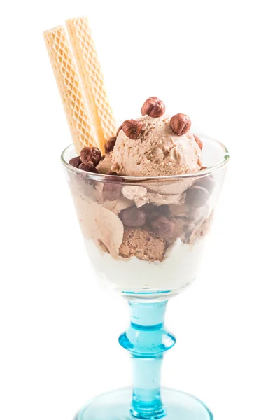 Gelato alla nocciola con biscotti su sfondo bianco — Foto Stock