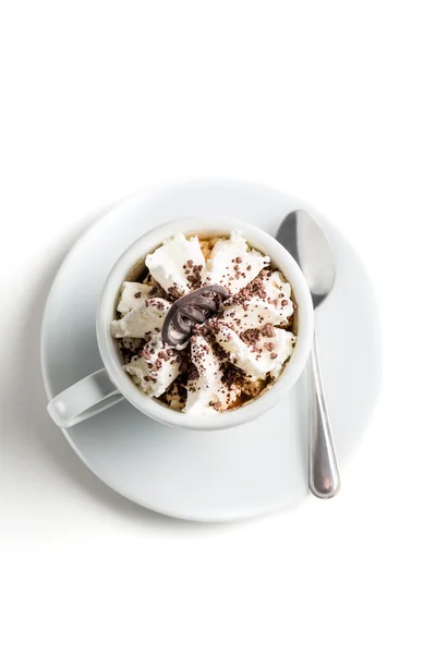 Koffie met slagroom en chocolade op een witte achtergrond — Stockfoto