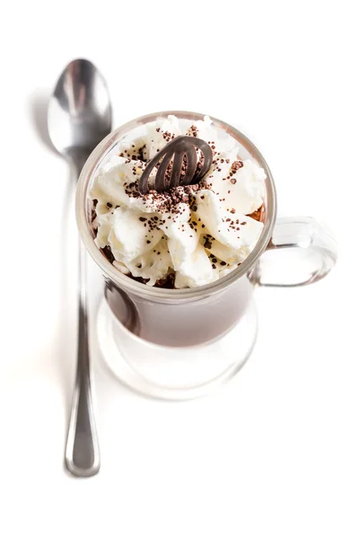 Café helado con crema batida sobre fondo blanco — Foto de Stock