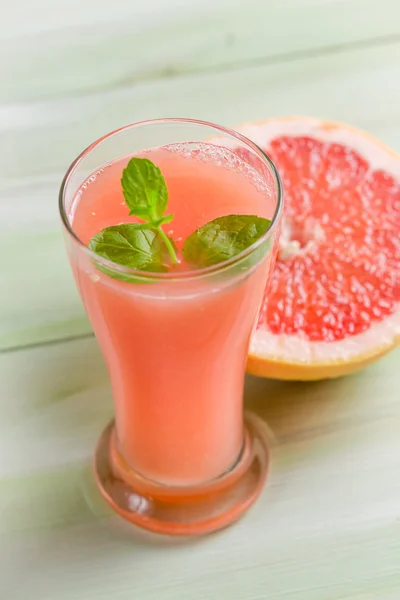 Grapefruktjuice gjord på färska frukter — Stockfoto