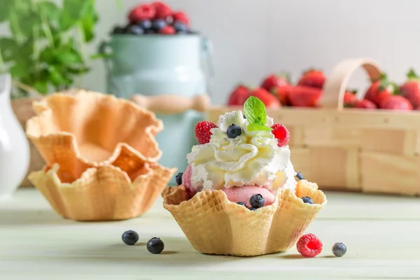Postre con cucharadas de helado y frutas de bayas — Foto de Stock