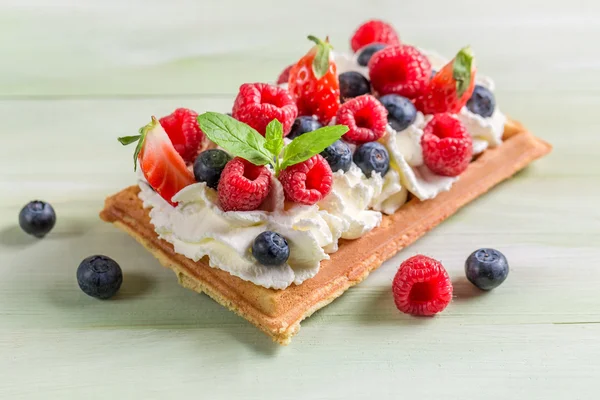 Nahaufnahme von Waffeln mit Beerenfrüchten und Schlagsahne — Stockfoto