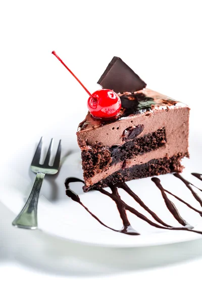 Čokoládový dort s cherry izolovaných na bílém pozadí — Stock fotografie