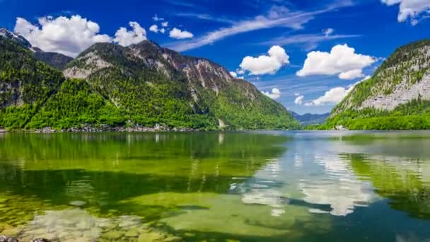 Hegyi tó Hallstatt és egy napfényes nap, 4 k timelapse felhők — Stock videók