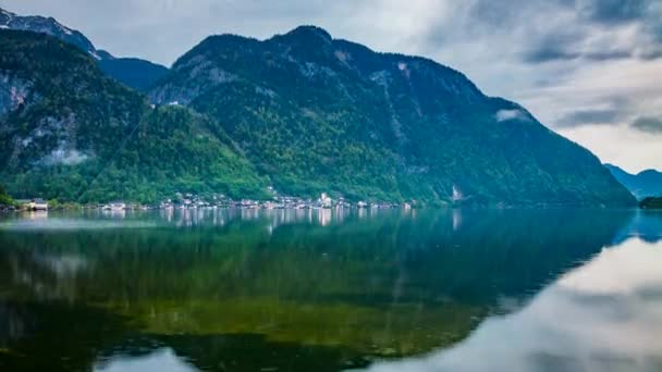 Puesta de sol en el lago de montaña en Hallstatt en primavera, 4k timelapse — Vídeo de stock