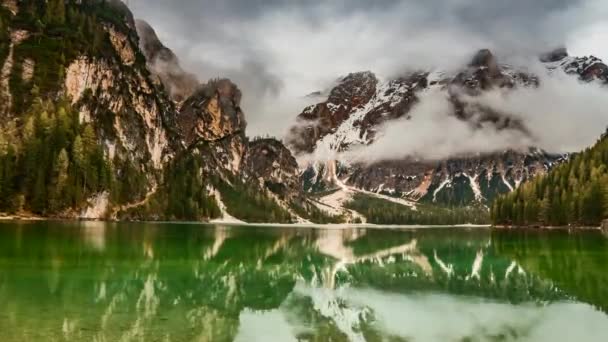 Bouřková mračna nad hory jezera Pragser Wildsee v Dolomitech, 4 k timelapse — Stock video