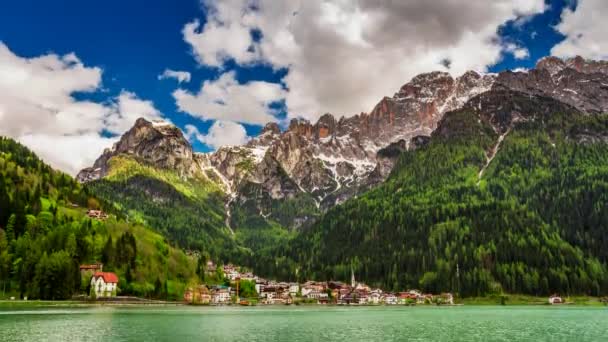 Den lilla staden Alleghe på sjön i Dolomiterna vid foten av bergen, 4 k timelapse — Stockvideo