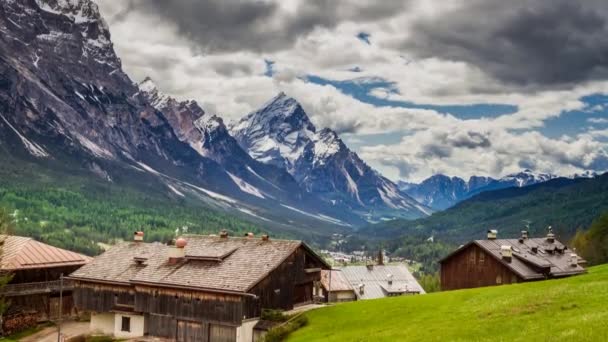 Ciudad Cortina d 'Ampezzo en los Dolomitas y las montañas en las nubes, 4k timelapse — Vídeo de stock