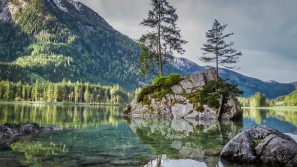 Východ slunce na jezeře Hintersee v Alpách v Německu, 4 k timelapse — Stock video