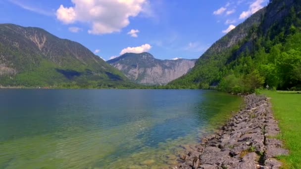 Górskie Jezioro Hallstatt i chmury na słoneczny dzień, Alpy — Wideo stockowe