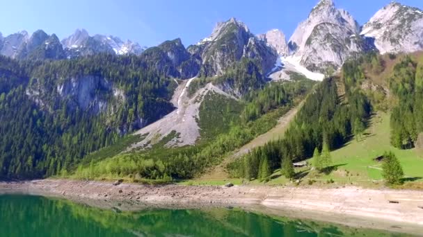 Ανατολή ηλίου πάνω από τη λίμνη βουνό σε Gosau, Άλπεις — Αρχείο Βίντεο