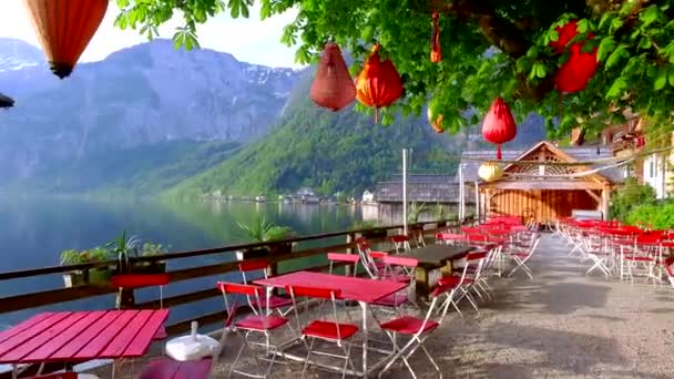 Ingången till en kinesisk restaurang i Hallstatt i Alperna på sunrise — Stockvideo