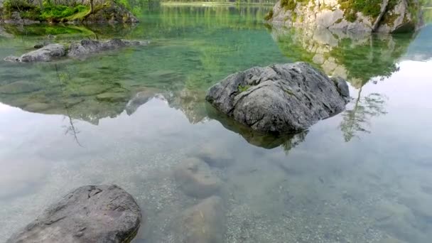 Lago de montaña Hintersee al amanecer en los Alpes en Alemania — Vídeos de Stock