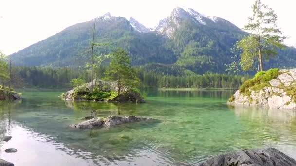 Lago de montaña Hintersee al amanecer en los Alpes en Alemania — Vídeo de stock