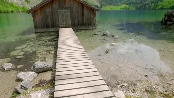 Schöner Bergsee obersee mit Holzhaus, Alpen — Stockvideo