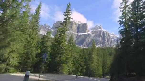 快速开车走过曲折的道路从山顶下来在意大利多洛米蒂山 — 图库视频影像