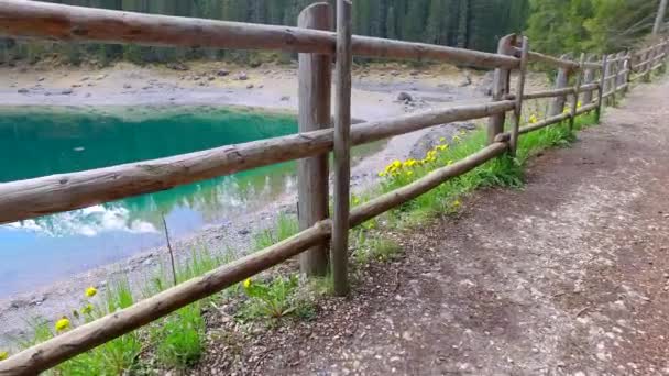 Lago de la montaña Carezza en los Alpes al amanecer, Italia — Vídeos de Stock