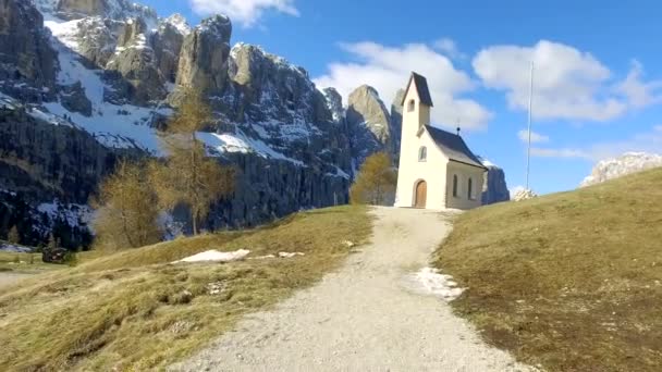 Cesta k malé církvi v Passo Gardena v pohoří Dolomity, Jižní Tyrolsko, Itálie — Stock video