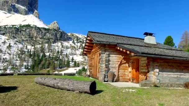 Hermosa pequeña cabaña de montaña en las dolomitas, Italia — Vídeo de stock