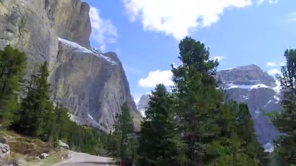 Köra bil genom den slingrande vägen i Dolomiterna, Italien — Stockvideo