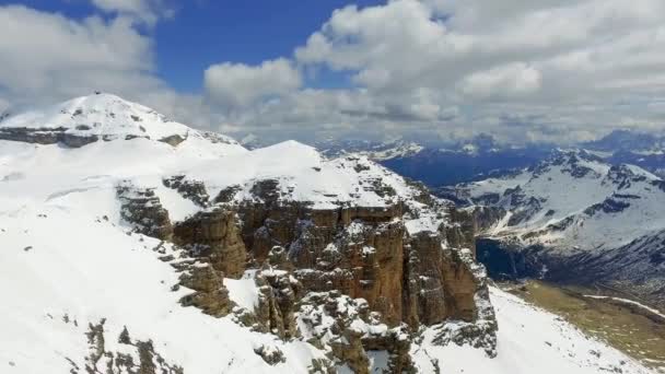 Utsikt över dalen från toppen av Sass Pordoi i Dolomiterna — Stockvideo