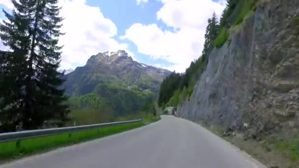 Besturen van een auto via de kronkelende weg naar Caprile in de Dolomieten, Italië — Stockvideo