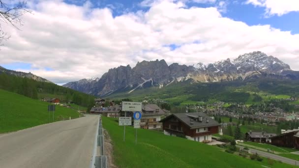 Staden Cortina d'Ampezzo i Dolomiterna och bergen i molnen — Stockvideo