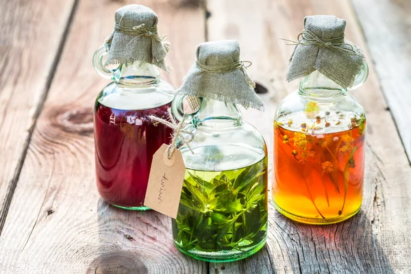 Flaschen mit Honig, Linde, Minze und Alkohol als natürliche Medizin — Stockfoto