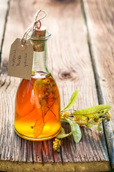 Healing tincture with alcohol, honey and linden — Stock Photo, Image