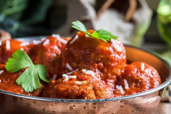 Primer plano de albóndigas en salsa de tomate con perejil y arroz — Foto de Stock