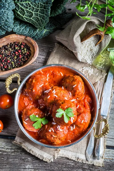 Köttbullar med tomatsås och kål — Stockfoto