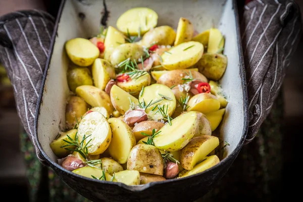 Προετοιμασία για Πατάτες ψητές με δεντρολίβανο, σκόρδο και τις ντομάτες — Φωτογραφία Αρχείου