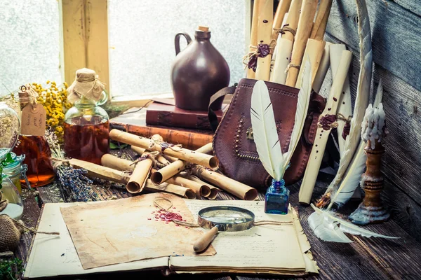 Vieille sorcière labolatoire avec rouleaux et ingrédients — Photo