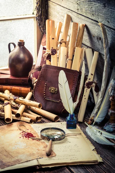 Viejo taller de brujas lleno de pergaminos y recetas — Foto de Stock