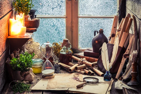 Vintage häxa workshop med rullar och ingredienser — Stockfoto