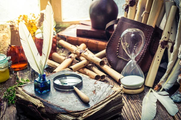 Sorcière labolatoire unique avec des rouleaux et des ingrédients — Photo