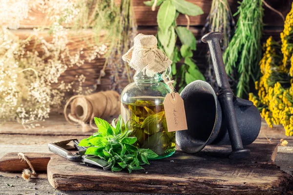 Fresh mint leaves in bottles as therapeutic cure — Stock Photo, Image