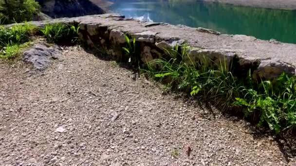 Sonnenaufgang über dem Bergsee in Gosau, Alpen — Stockvideo