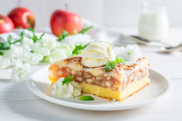 Домашній яблучний пиріг та морозиво з листя м'яти — стокове фото