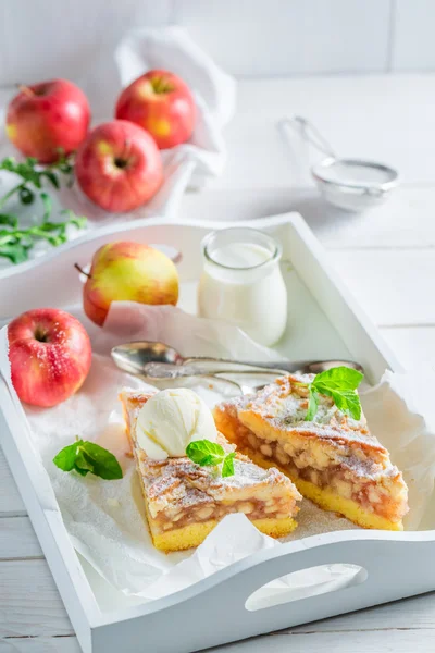 Домашнє ванільне морозиво та яблучний пиріг з листя м'яти — стокове фото