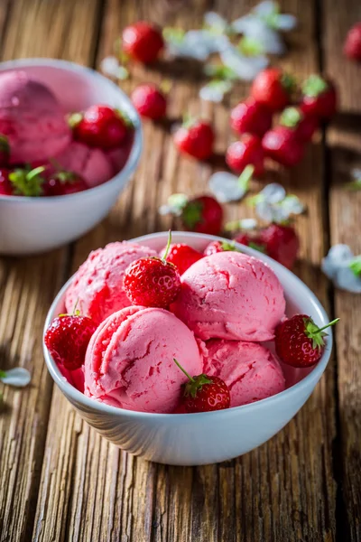 Домашнее клубничное мороженое из свежих фруктов — стоковое фото