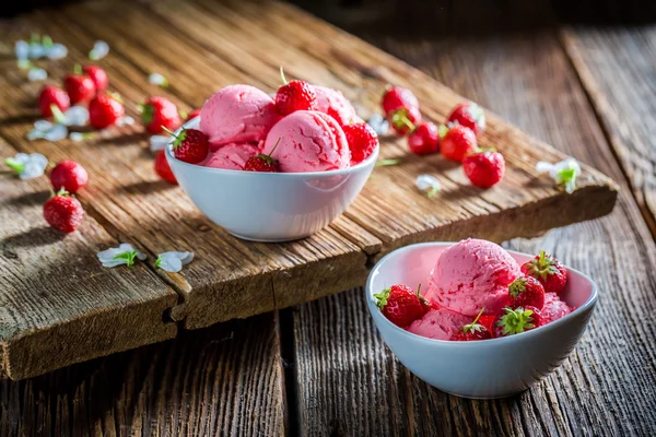 新鮮な果物を使った甘いイチゴのアイスクリーム — ストック写真