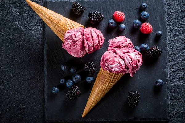 Berry smaczne owoce lody w waffels — Zdjęcie stockowe