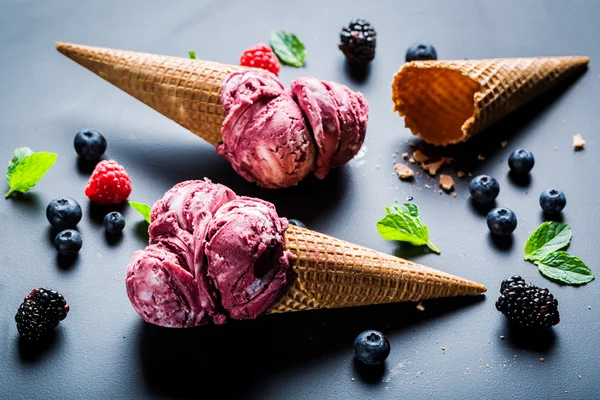 Tatlı berry meyve dondurma Waffel içinde — Stok fotoğraf