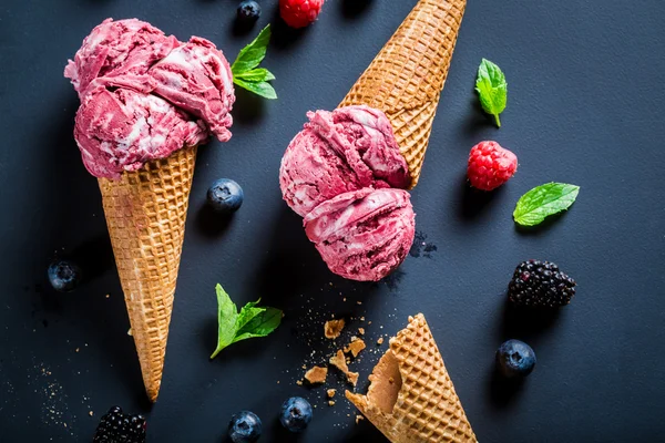 Sladká zmrzlina s bobulové ovoce v waffels — Stock fotografie