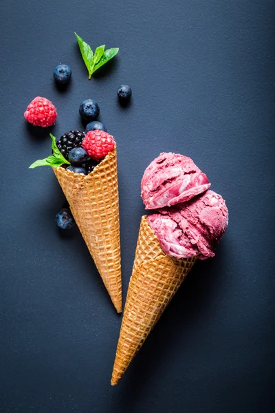 Tatlı berry meyve dondurma ve nane yaprakları — Stok fotoğraf